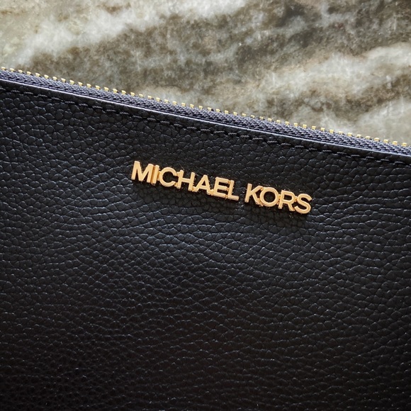 MICHAEL KORS Black Large Jet Set Clutch - Picture 2 of 6